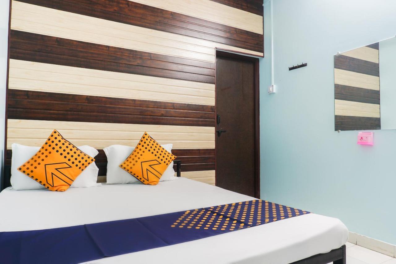 Hotel Spot On 43036 Gokul And Mauli Pure Veg Restaurant 2*